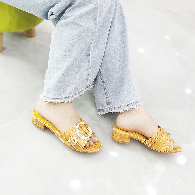 2020 summer latest low heel round toe Big diamond buckle women shoes